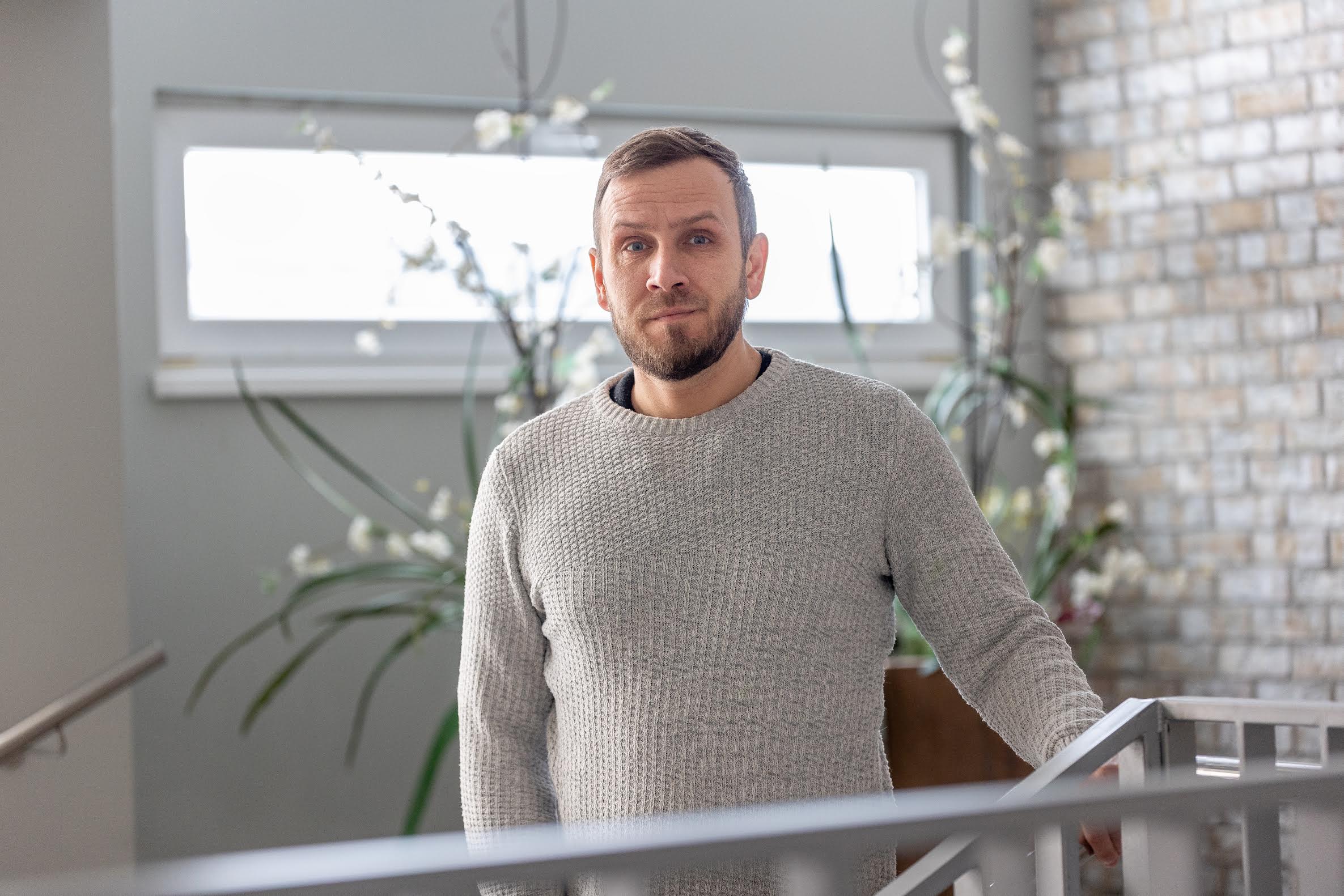Räpina aianduskoolis hariduse saanud Mikk Rauba on end viljapuude hingeeluga põhjalikult kurssi viinud. Ta toonitab, et hoolduslõikuse ajaks on praegu veel kindlasti vara. Foto: AIGAR NAGEL